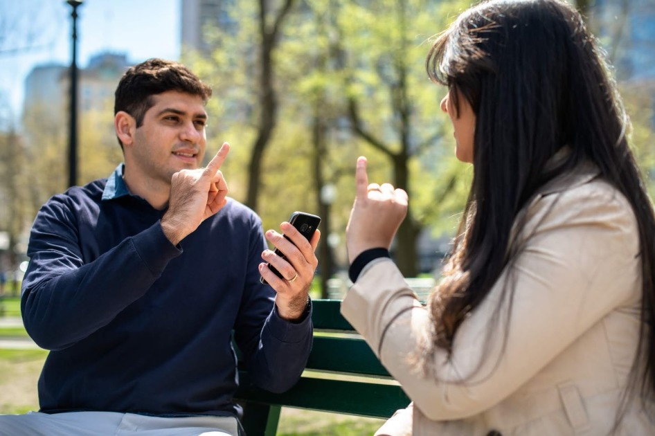 Learn how to use Hand Talk, Google's award-winning Pound Translator
                            Technology can be a good ally of people with some kind of disability. Let users of the Hand Talk app tell you, a real-time translator from Portuguese to Libras.