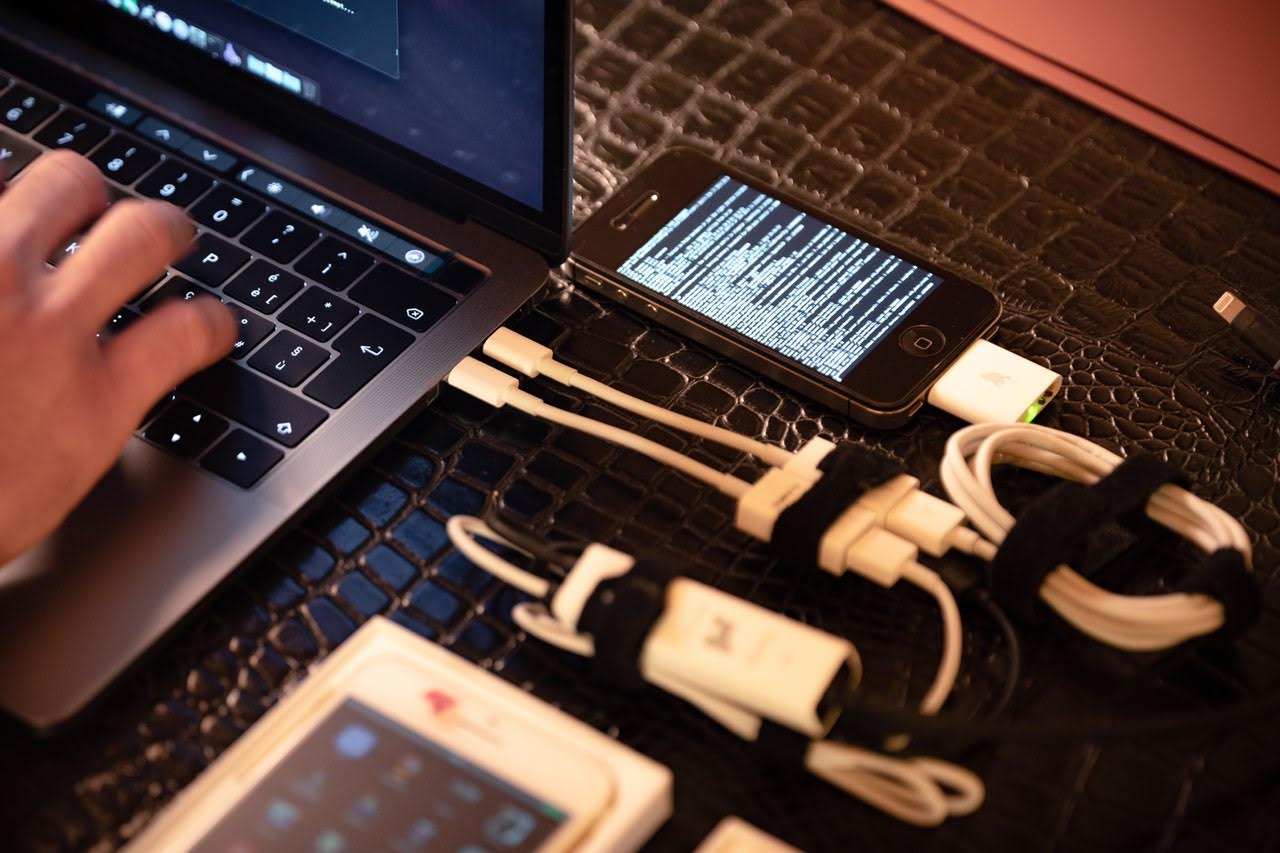 Hackers use iPhone preproduction units to uncover secrets