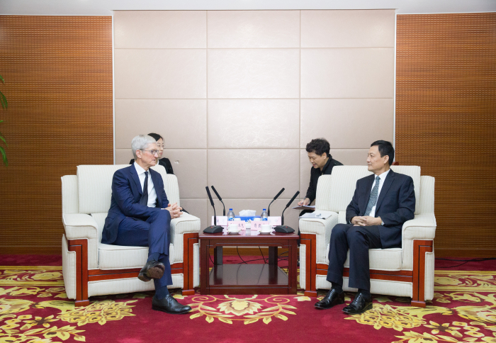 Tim Cook goes to China after controversy over Hong Kong protests