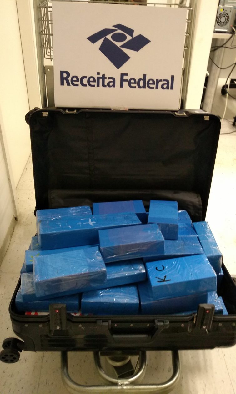 More than 60 iPhones are seized by the IRS at Natal International Airport