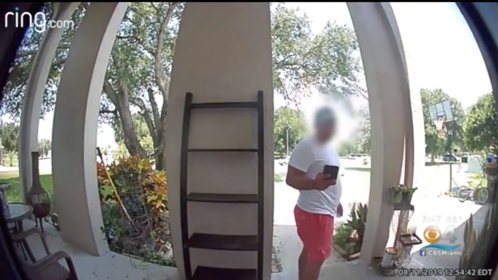 Amazon deliveryman appears in images leaving and ordering at home Photo: Reproduction / CBS Miami 