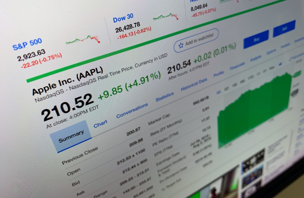 Apple shoots 4.91% on NASDAQ and spends much of the day above $ 1 trillion [atualizado]