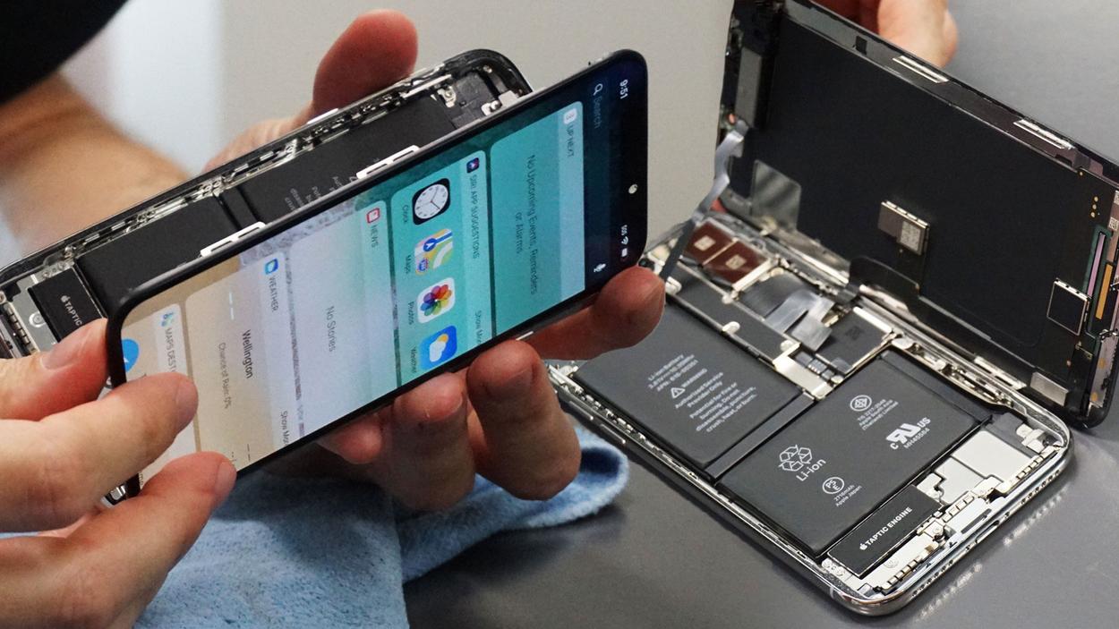 IPhone X-focused documentary backstage at iFixit's famous disassembly