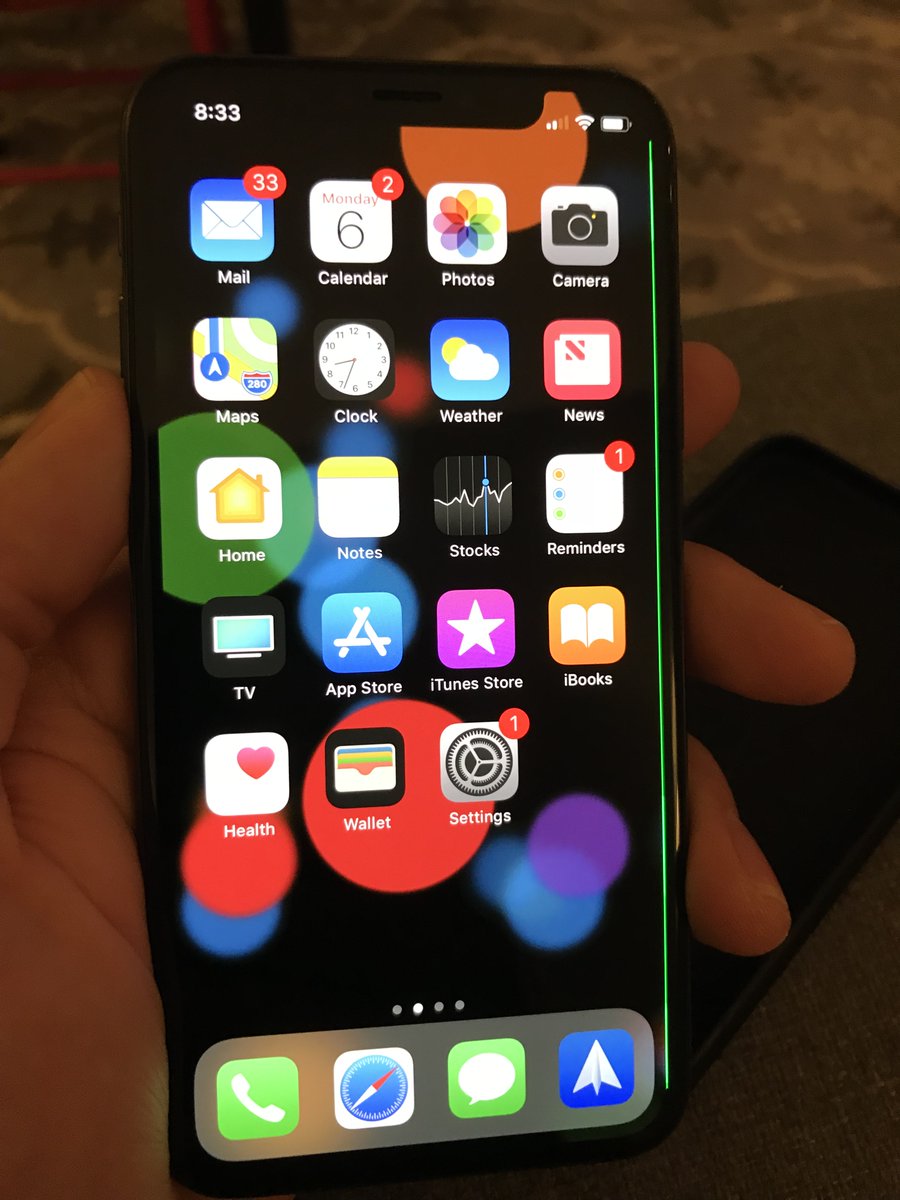 Some owners of iPhones X are reporting strange green lines on their screen.