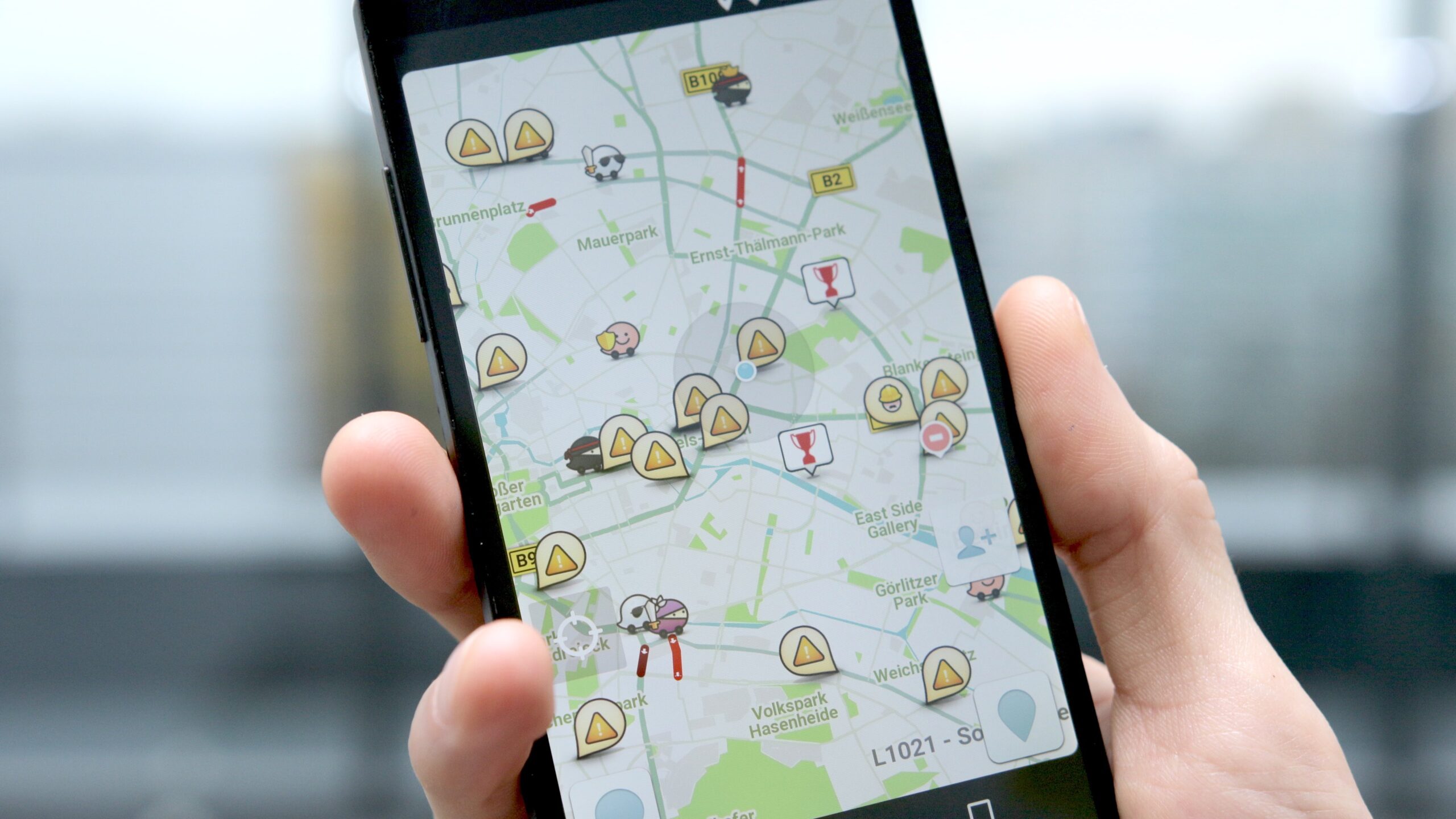The sobriety of Google Maps or the Waze collaborative system: which do you prefer?