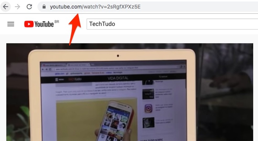 Select the URL of a video on YouTube in the browser bar Photo: Reproduo / Marvin Costa
