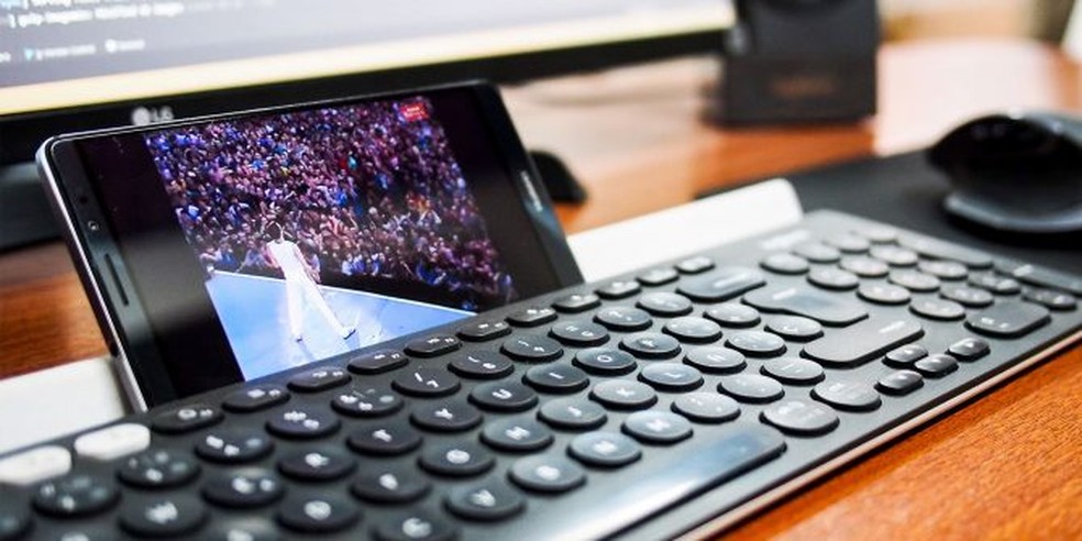 Smartphone can be used with keyboard and mouse Photo: Reproduo / Make Use Of