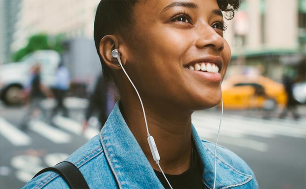 Free apps let you download music to listen when you are not connected to the Internet Photo: Divulgao / JBL