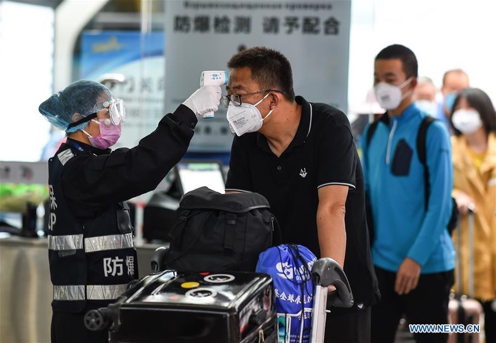 At an airport in China, people wear masks and undergo a temperature check to prevent coronavirus Photo: Divulgao / Xinhua / Pu Xiaoxu