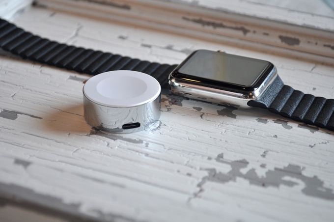Meet Diskus, a portable charger for Apple Watch