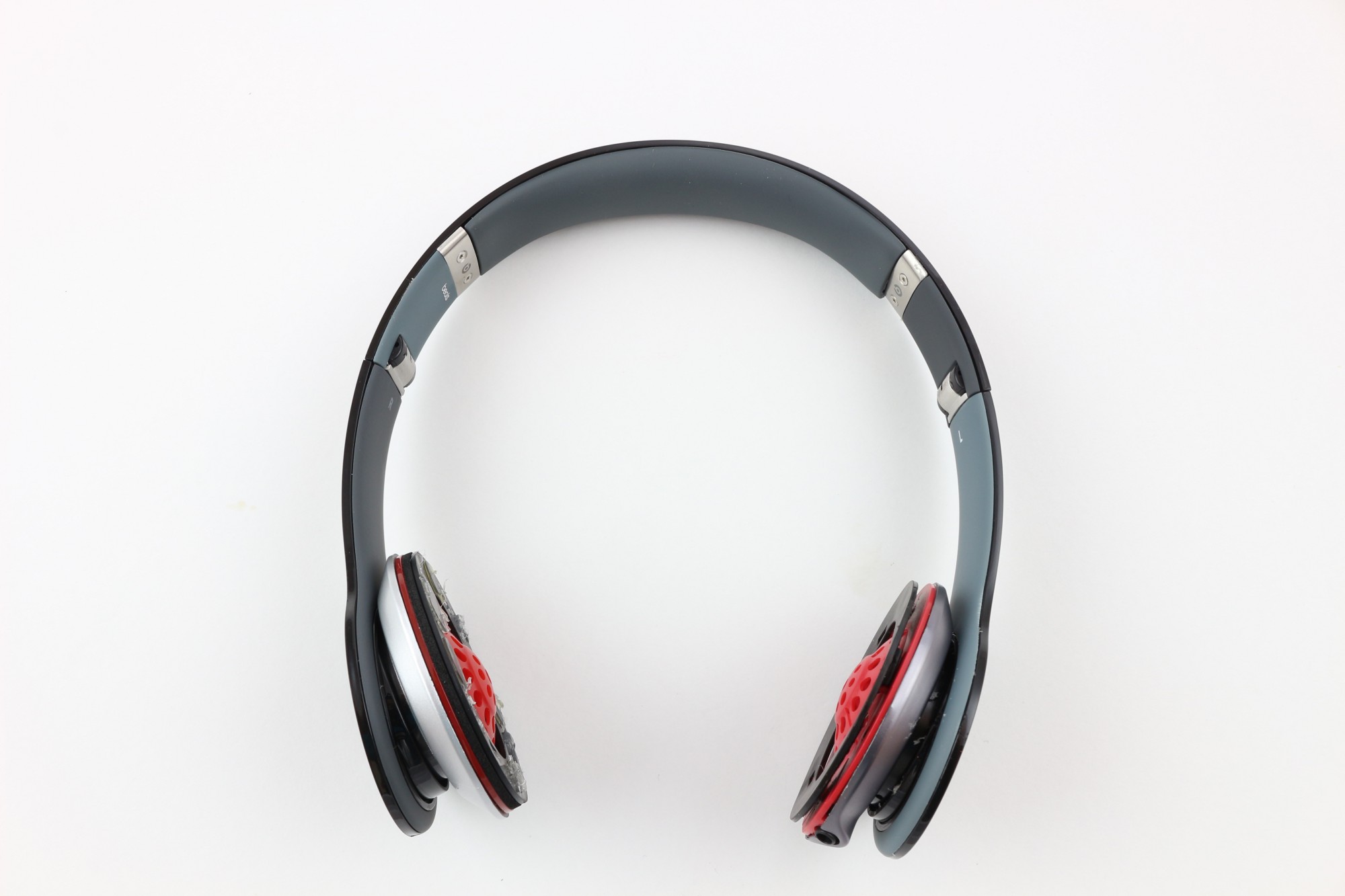 The controversy continues: dismantling shows that fake Beats headphones are very similar to the originals