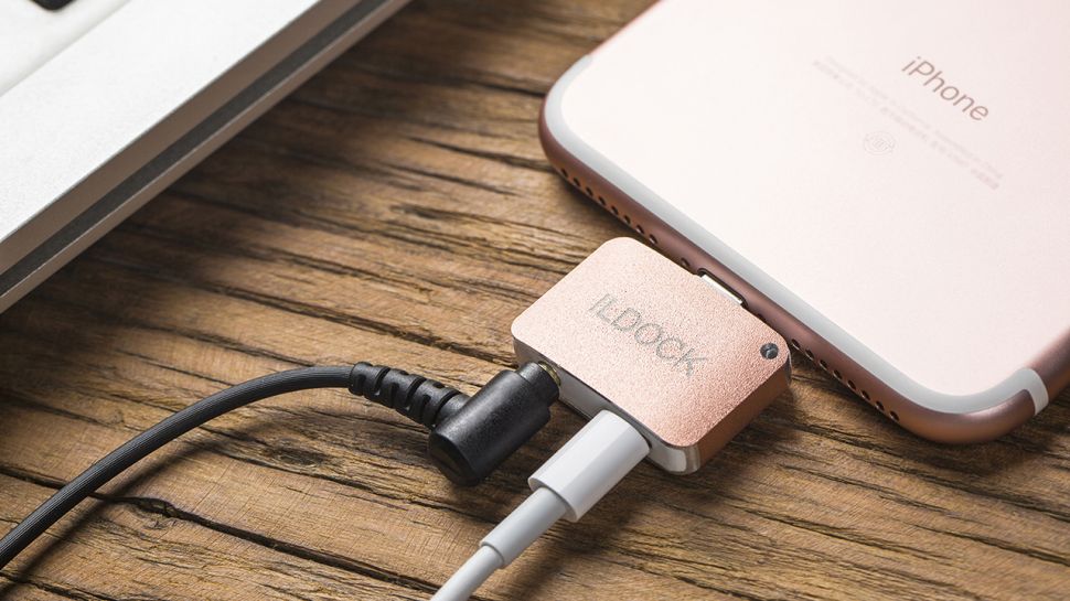 Want to listen to music and charge the new iPhone at the same time? With this adapter you can [atualizado: podia]