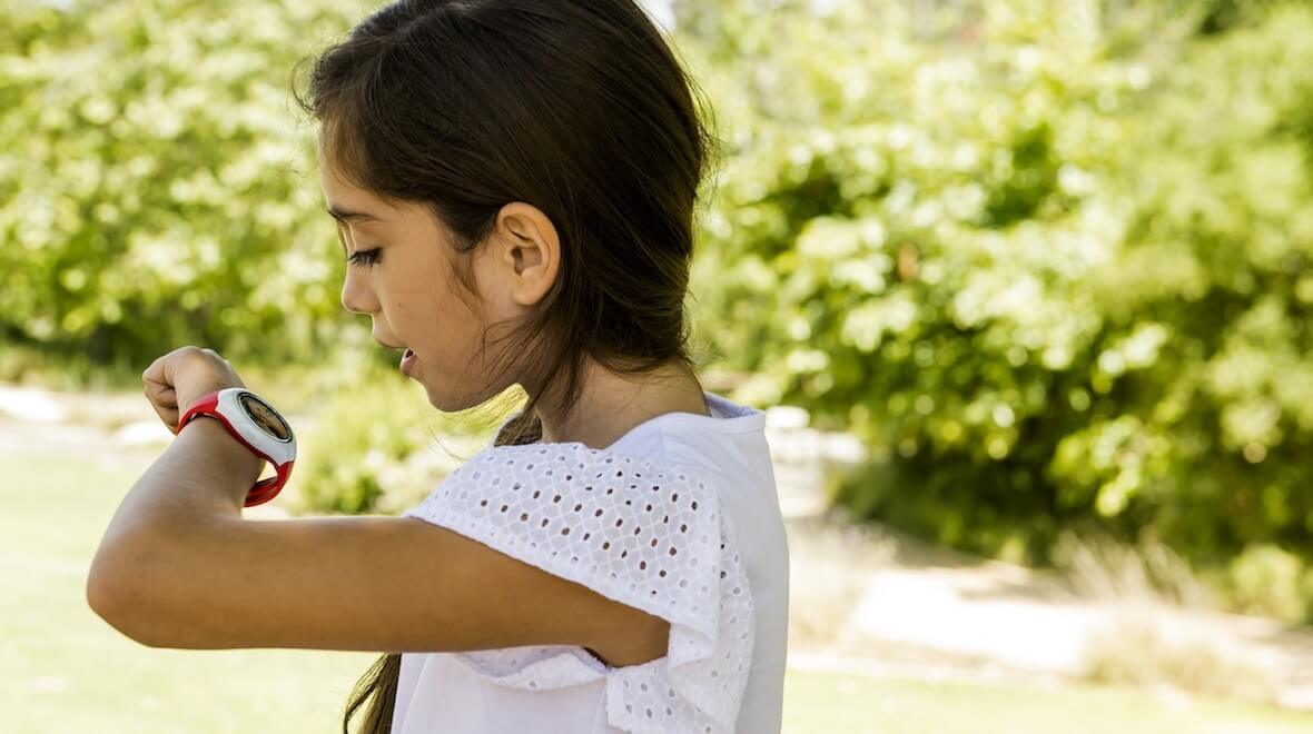 Smart watch that features the Snapdragon 2500, made for children, and manufactured by Qualcomm