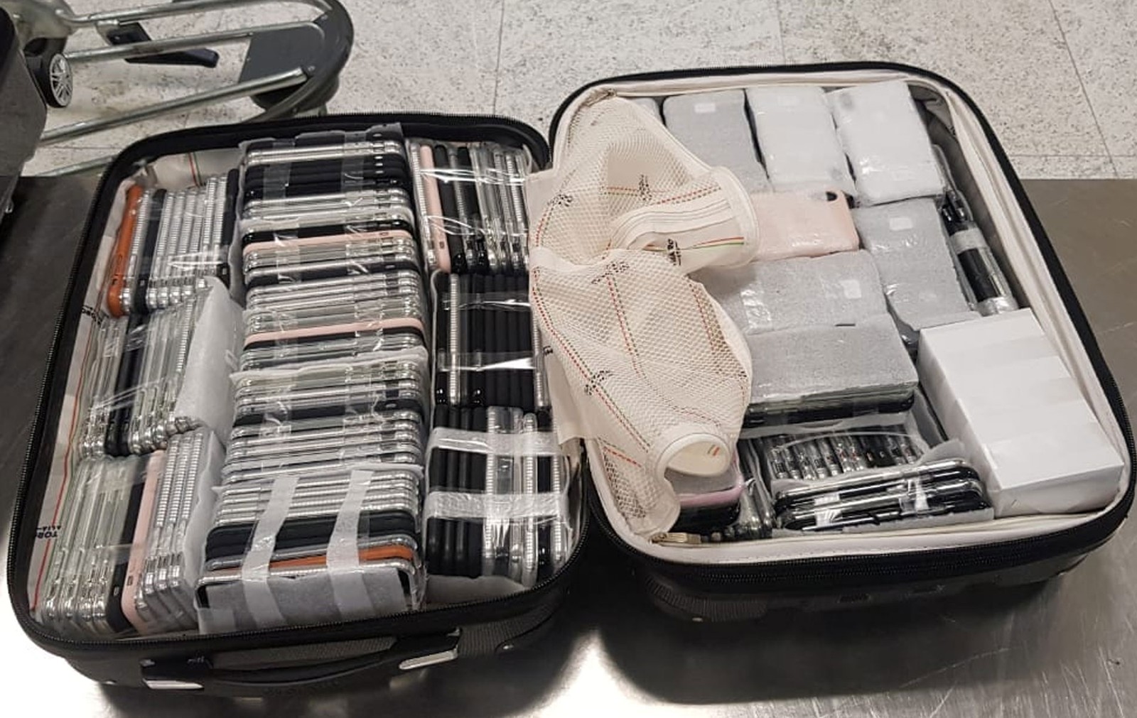 Brazilian arrested with 246 iPhones when disembarking in Guarulhos