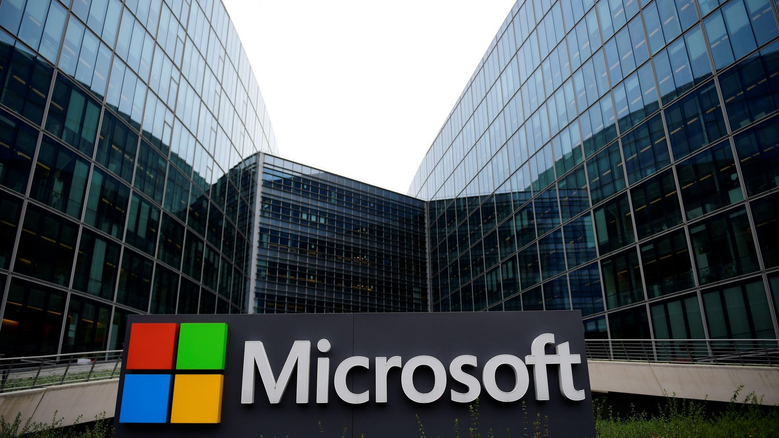 Microsoft briefly overtakes Apple as the most valuable US company
