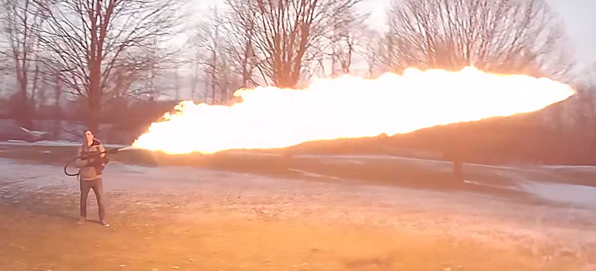 Piloto profissional de drones faz takes incríveis de lança-chamas em ação