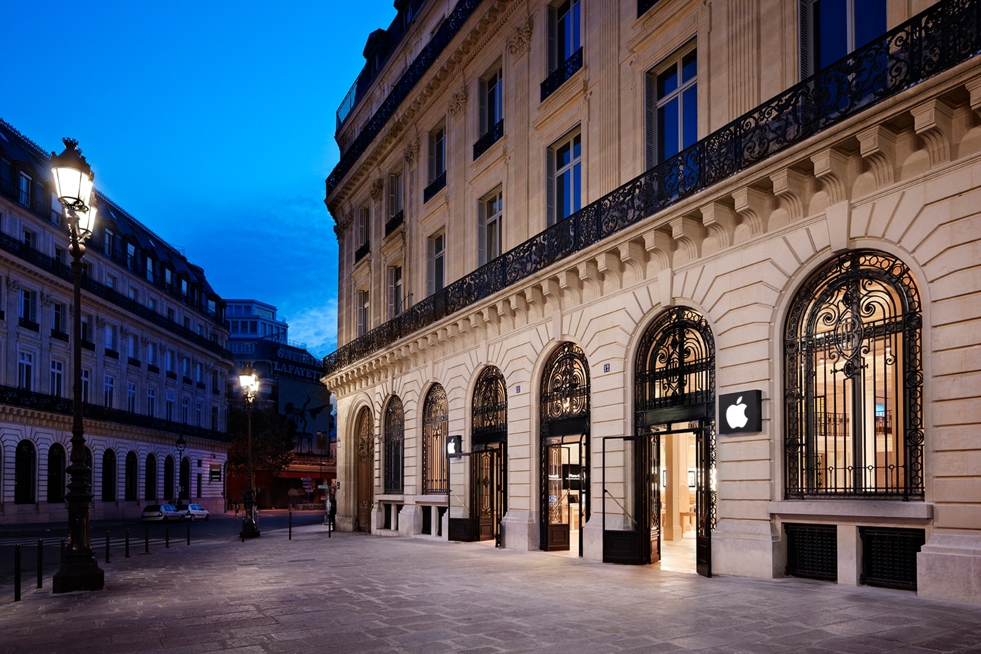 Apple sues French activist group that occupied one of its stores against alleged tax evasion [atualizado: negado]