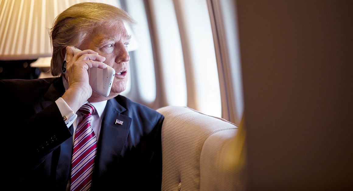 Donald Trump uses two iPhones that do not pass White House security protocols