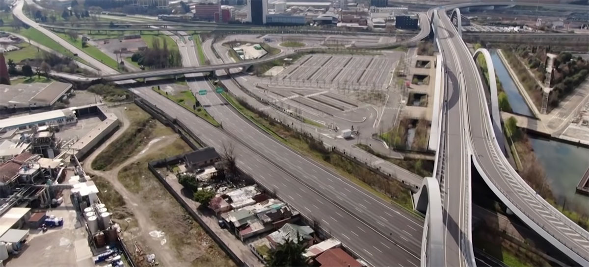 Imagens de drone mostram rodovias desertas perto de Milão por causa do Covid-19