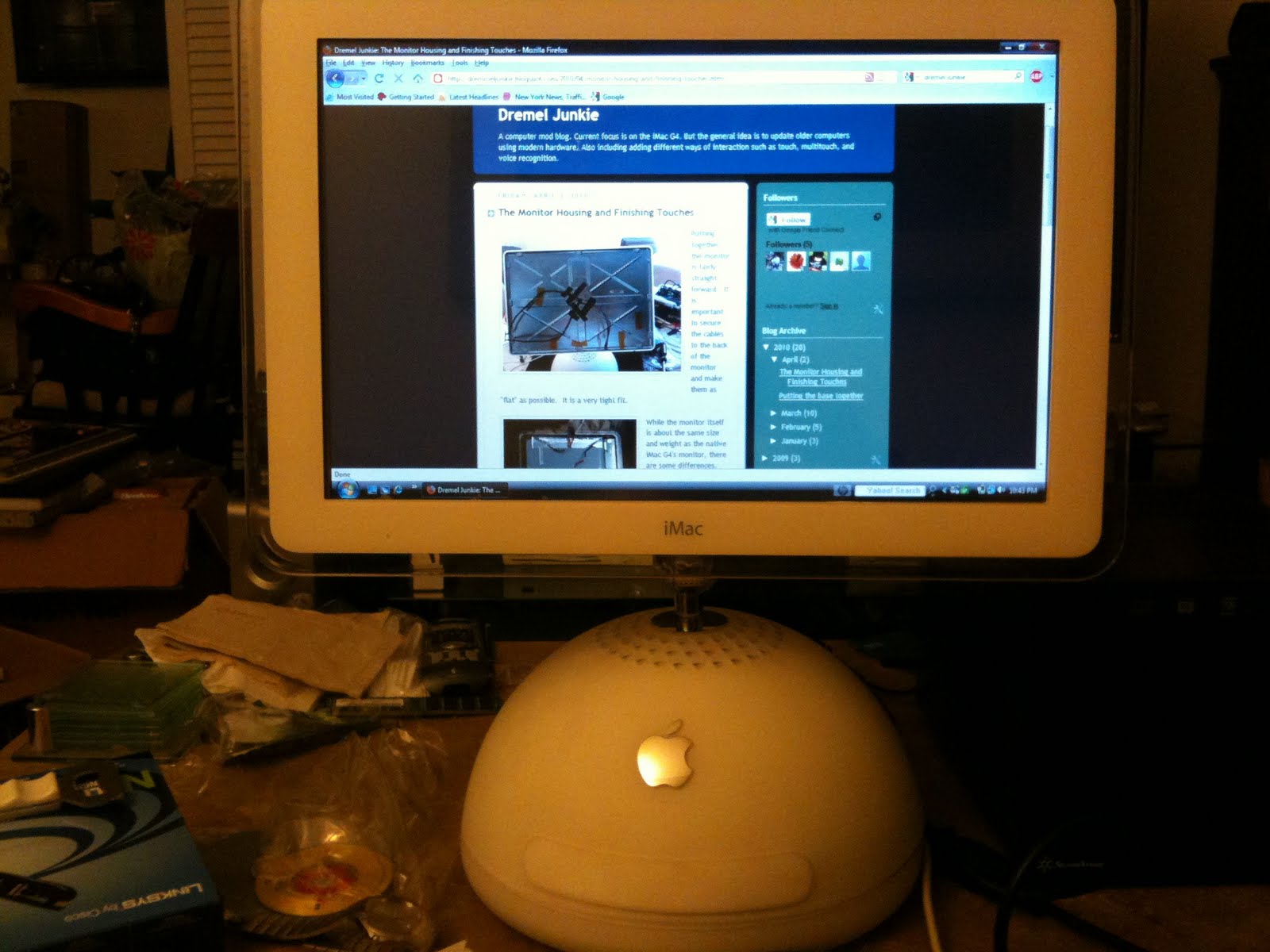 iMac “Lamp” G4 is modified with touchscreen and Windows 7 with Mac OS X look
