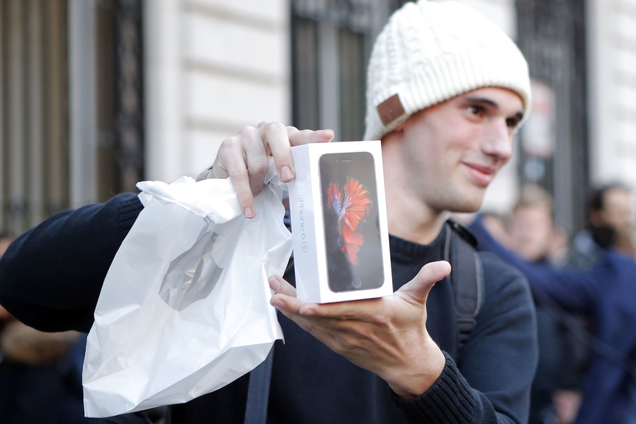 Plastic leaves, paper enters; thinking about the environment, Apple will exchange its traditional bags