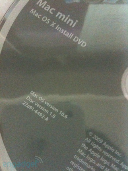 DVD with Mac OS X 10.6 Snow Leopard is shipped with new Mac mini to buyer in Japan