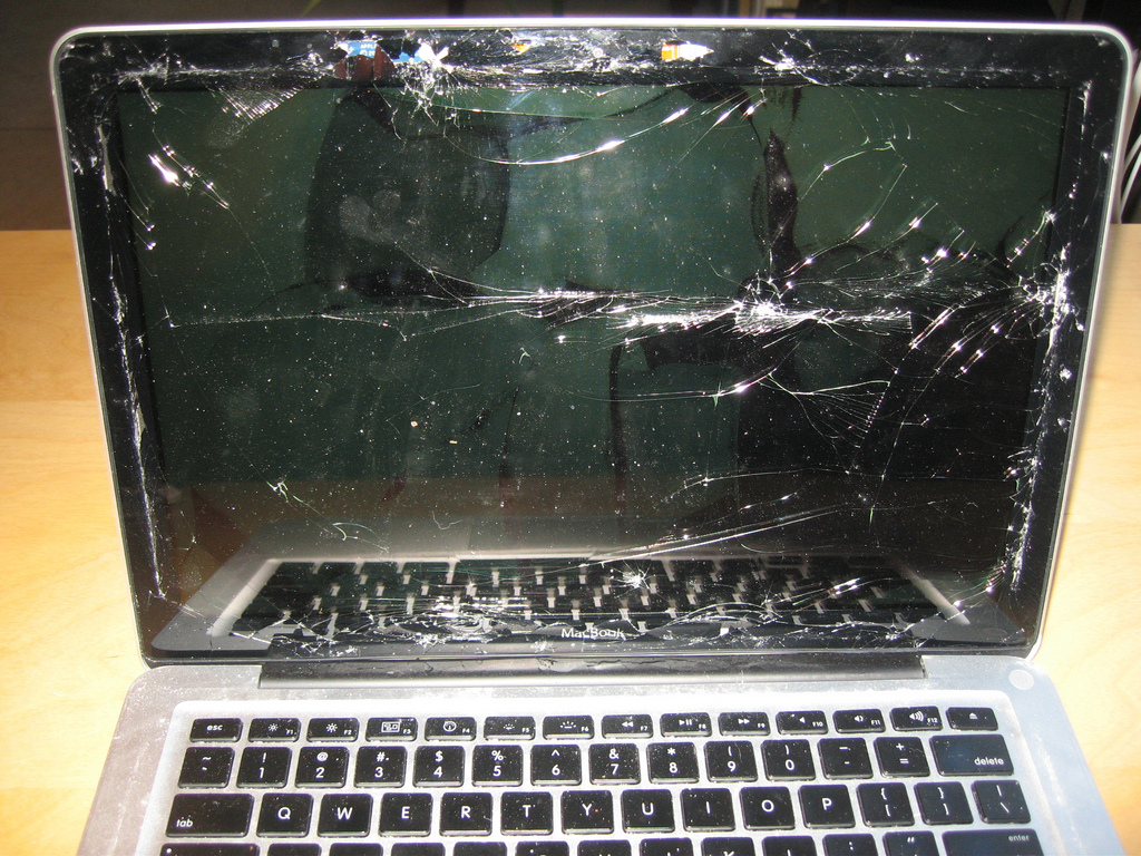 Video: MacBook unibody found destroyed in San Francisco, but still working (NAPPS)
