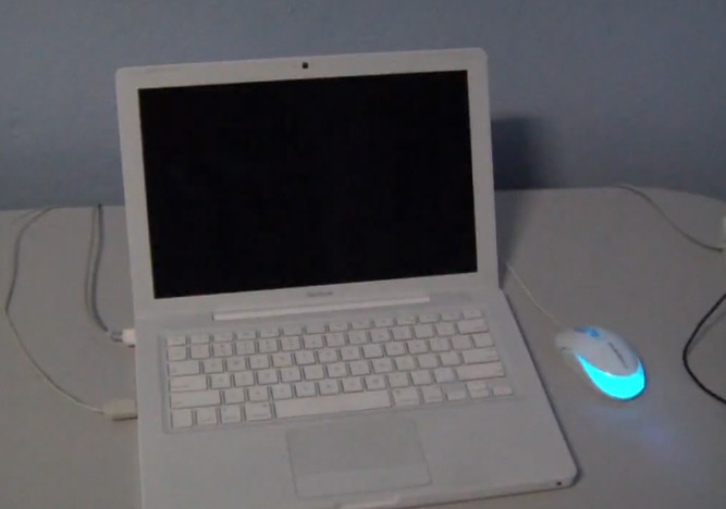 Mac #FAIL: MacBook heats up and screen saver keeps flashing