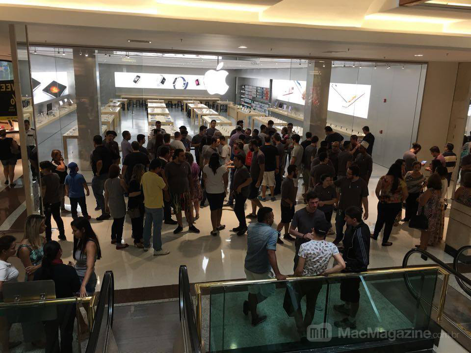 Morumbi Apple Store full of people after fire