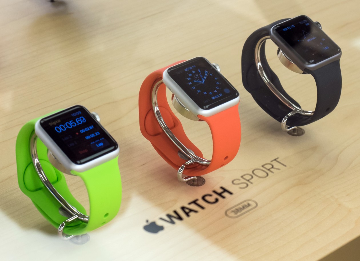 Led by the Apple Watch, smartwatches topped Swiss watch sales in late 2015