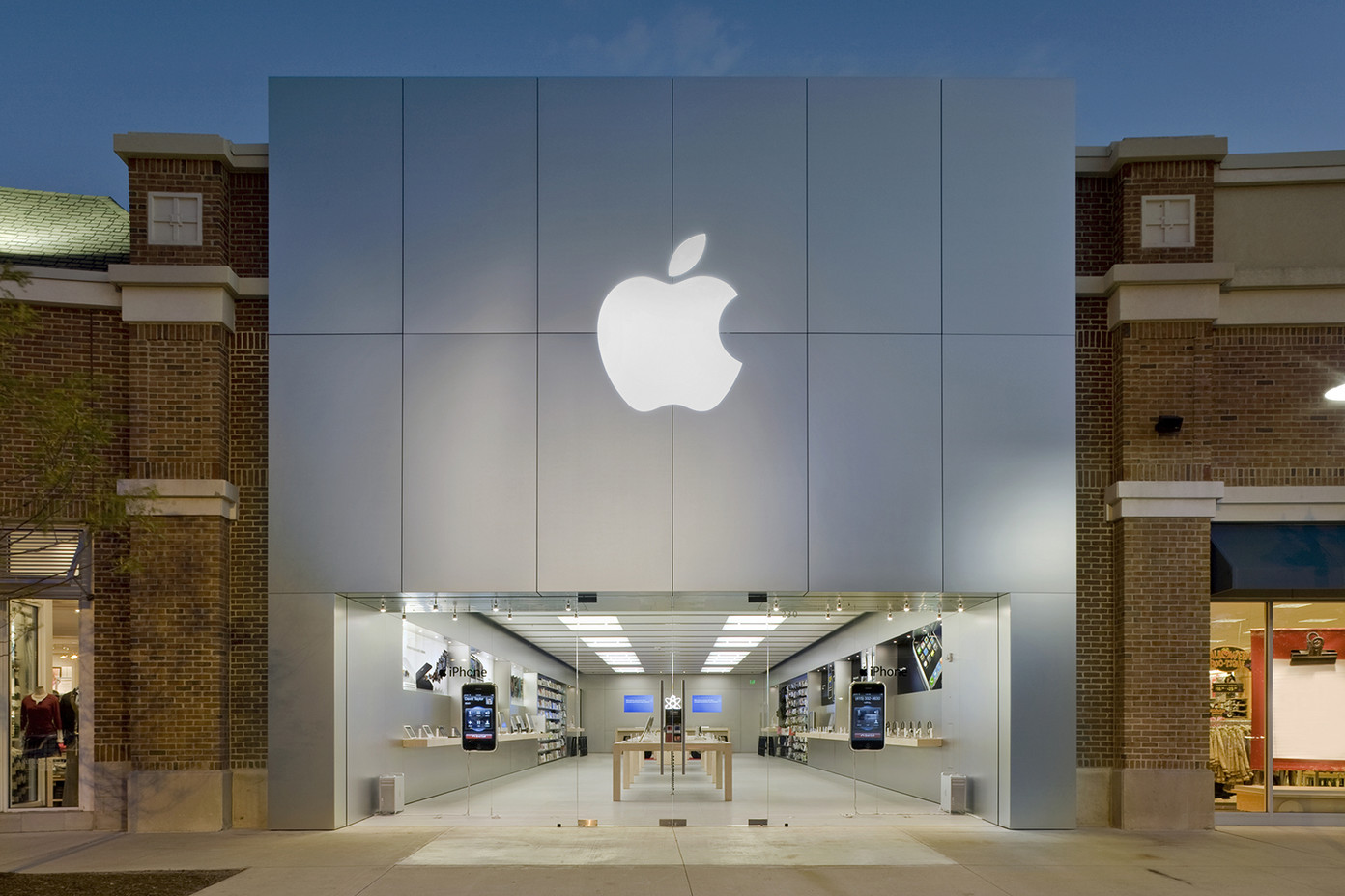Six people arrested for making fraudulent Apple Store purchases in the United States