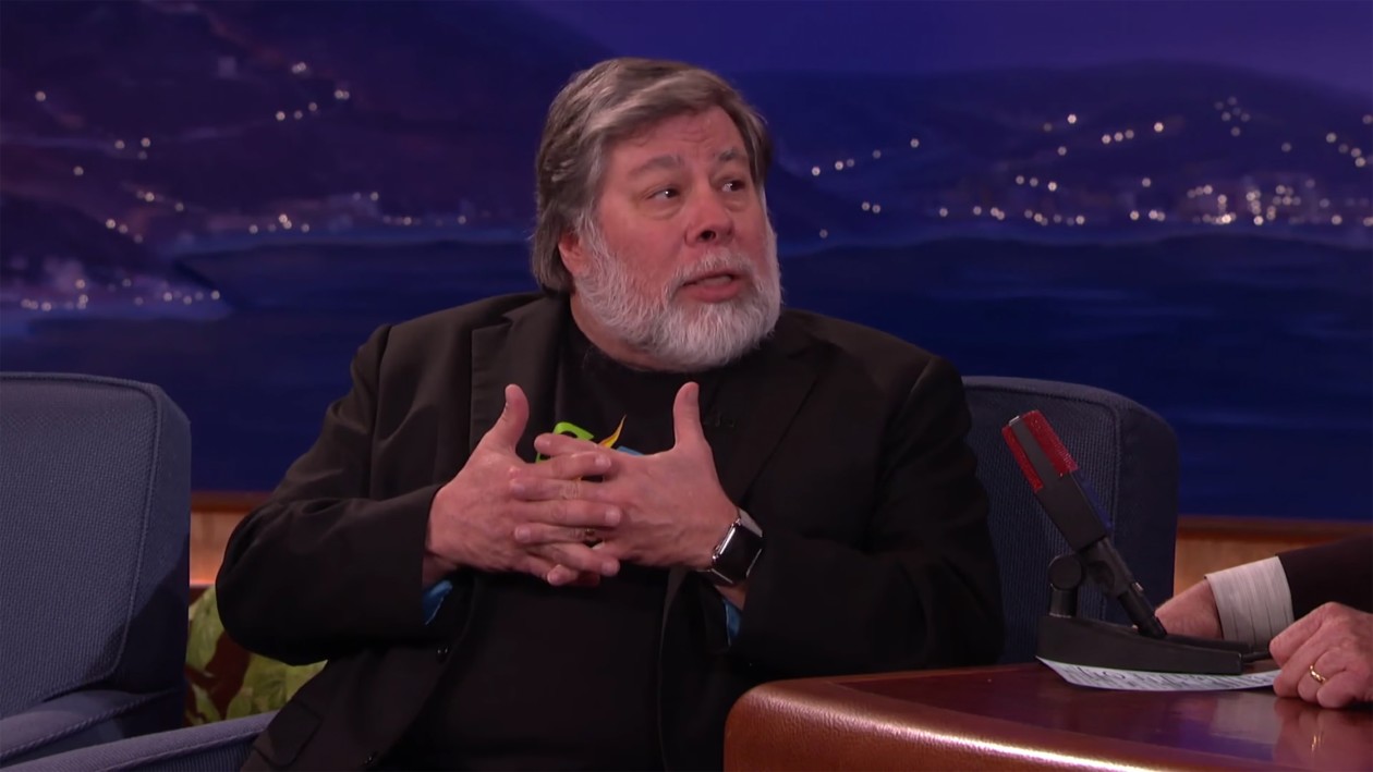Steve Wozniak is another one to side with Apple in its dispute against the FBI
