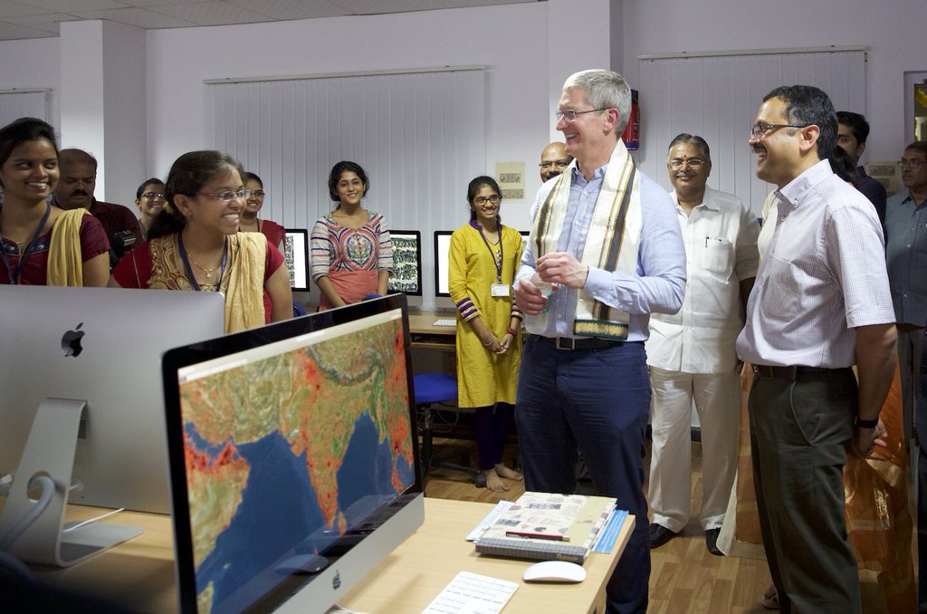Tim Cook opens Mac lab and inspires women in India