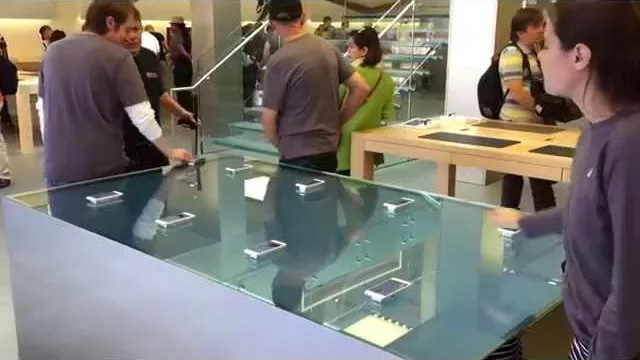 Video: Apple installs a different table in just two stores to demonstrate 3D Touch