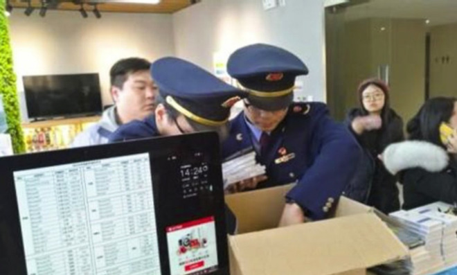 Law enforcement officers deactivate fake Apple store in China