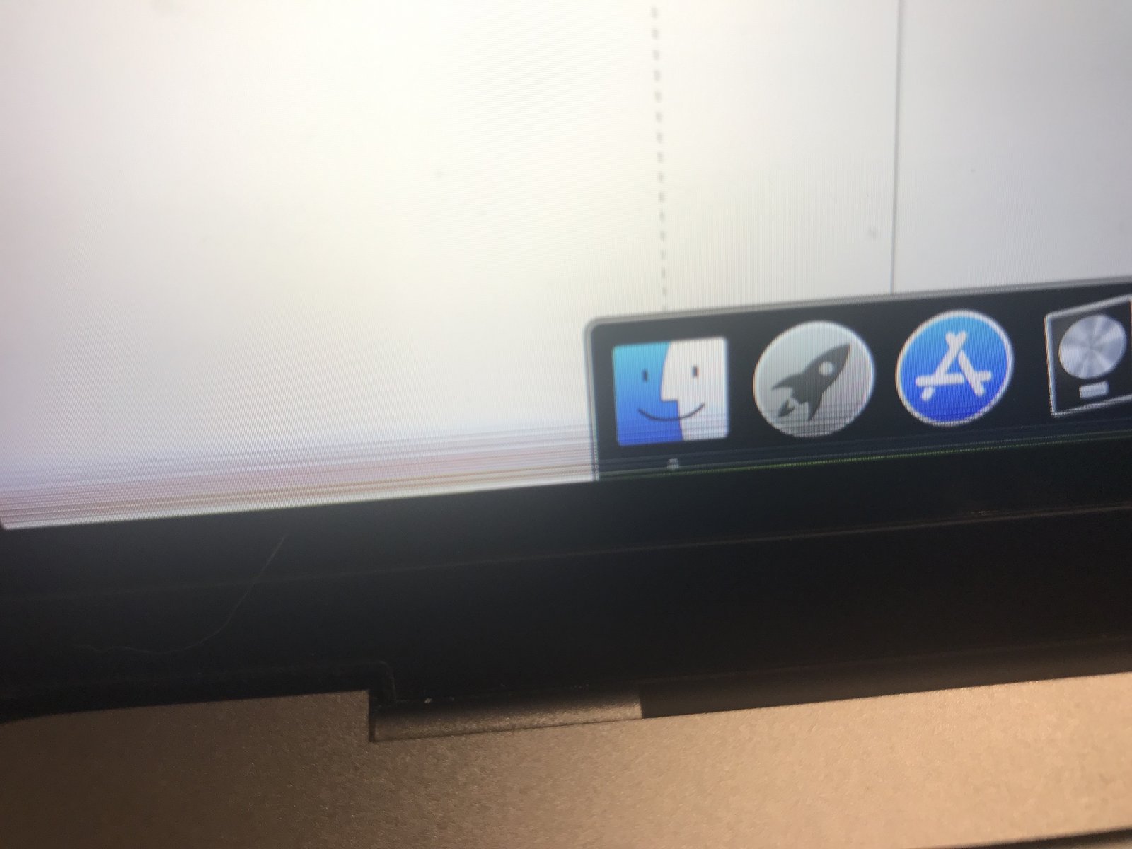 MacBook Pro com linhas horizontais na tela