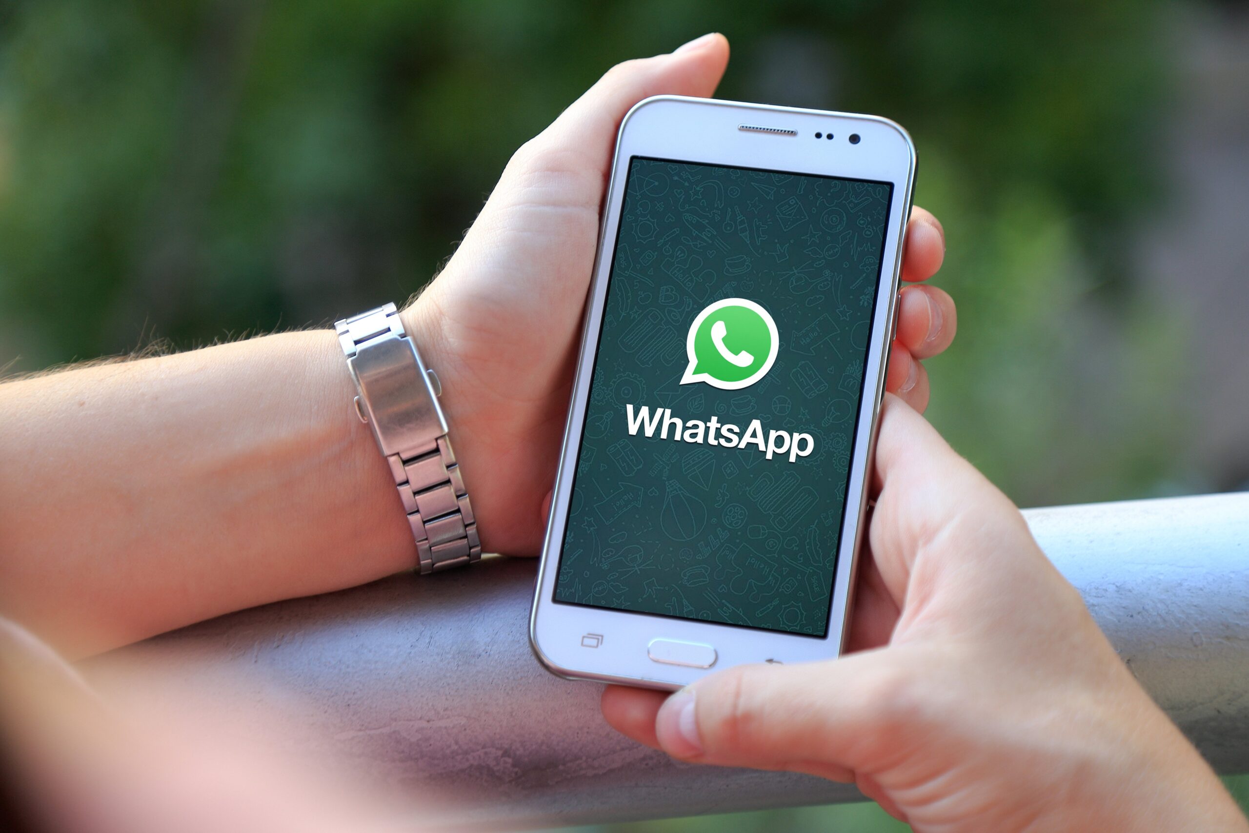 WhatsApp further restricts message forwarding