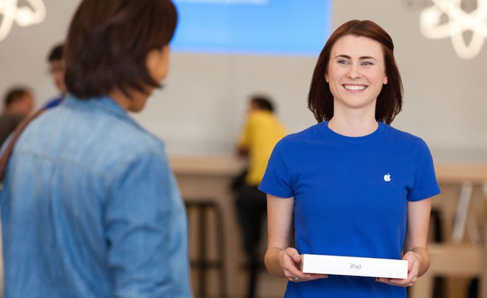 Personal Pickup - Apple employee delivering an iPad to a customer