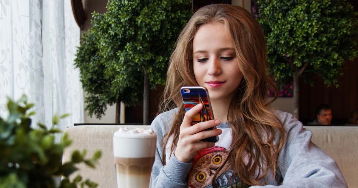 8 websites and apps to chat with strangers online now Chatting with strangers online, whether through apps or websites, can be a good way to pass the time and connect with new people.  If you are looking for love, new friendships or even practicing a ...