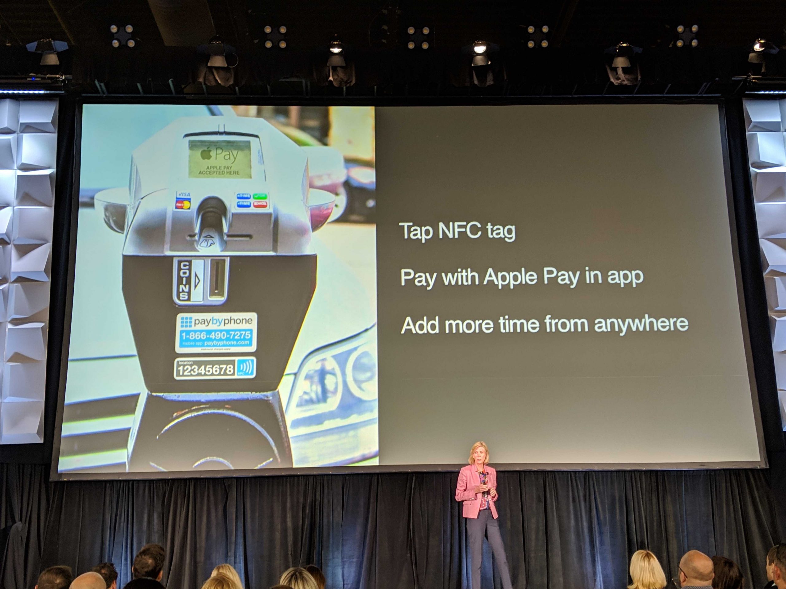 Jennifer Bailey apresentando novo recurso de tags NFC para o Apple Pay