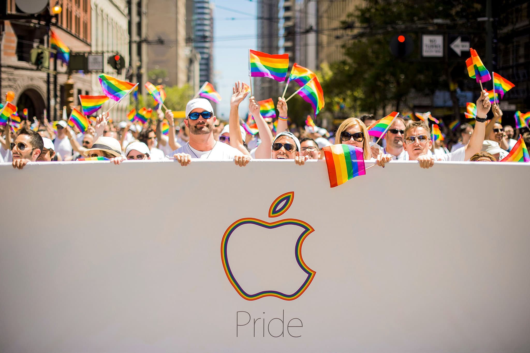 Bandeira LGBT e logo da Apple