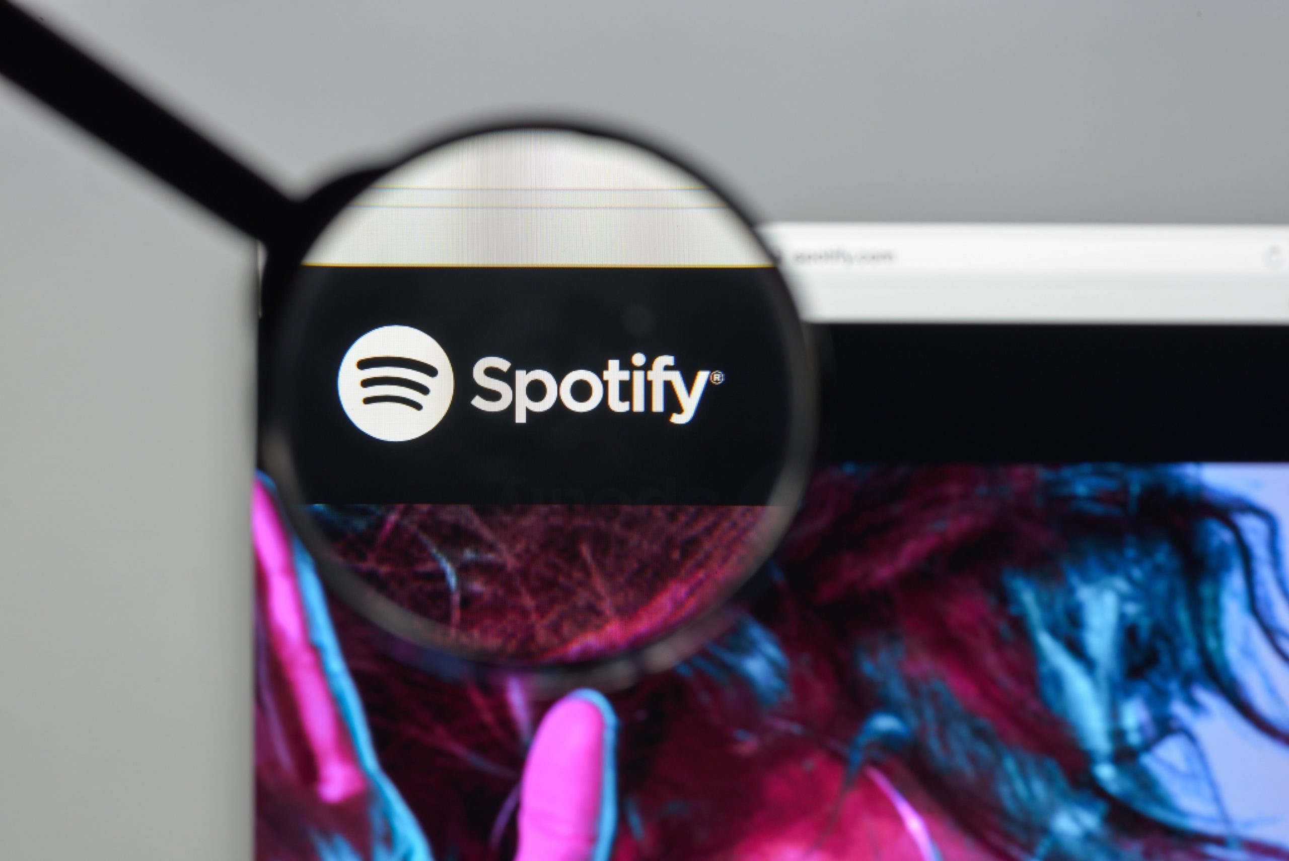It is now possible to access the Spotify library on the Apple Watch;  Instagram and Outlook are updated