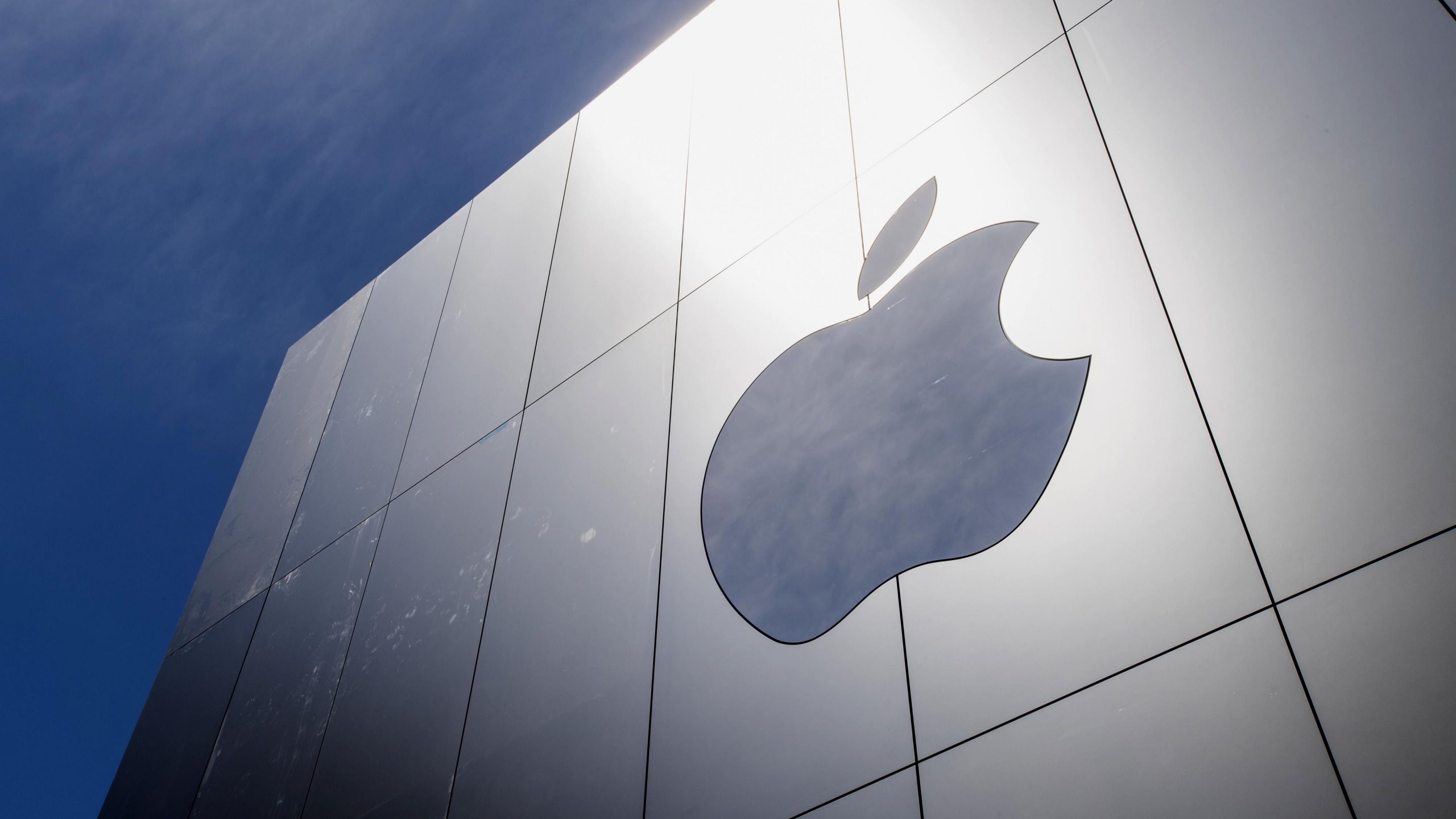Apple's head of investor relations retires; company hires in the areas of health and technology