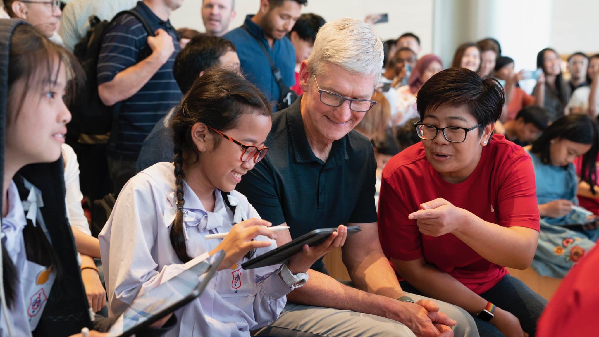 Asia Tour: In Thailand, Tim Cook meets WWDC fellows, volleyball team and more