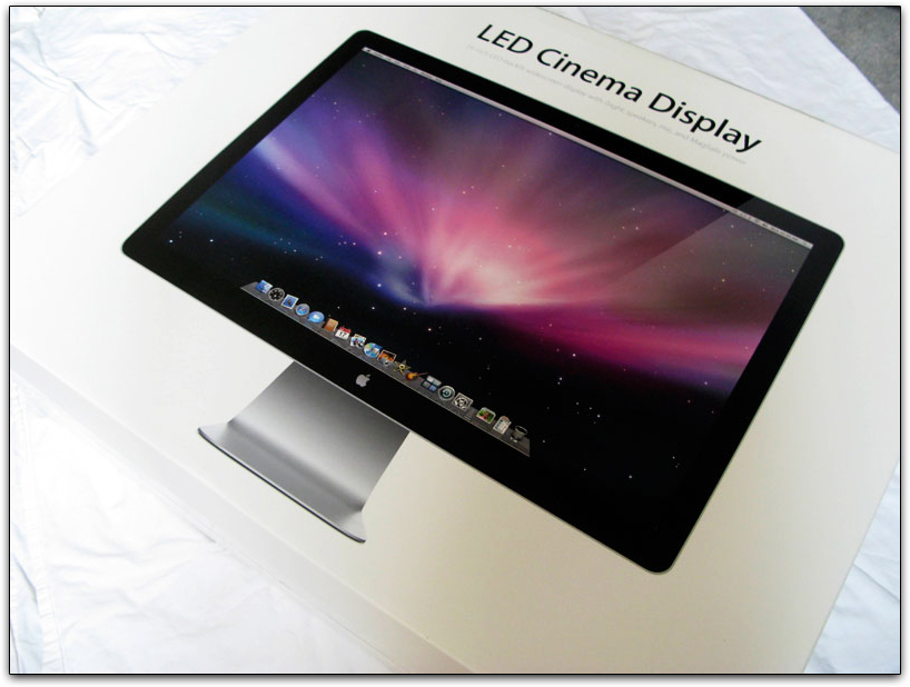 "Unboxing" of the 24 "LED Cinema Display, first impressions