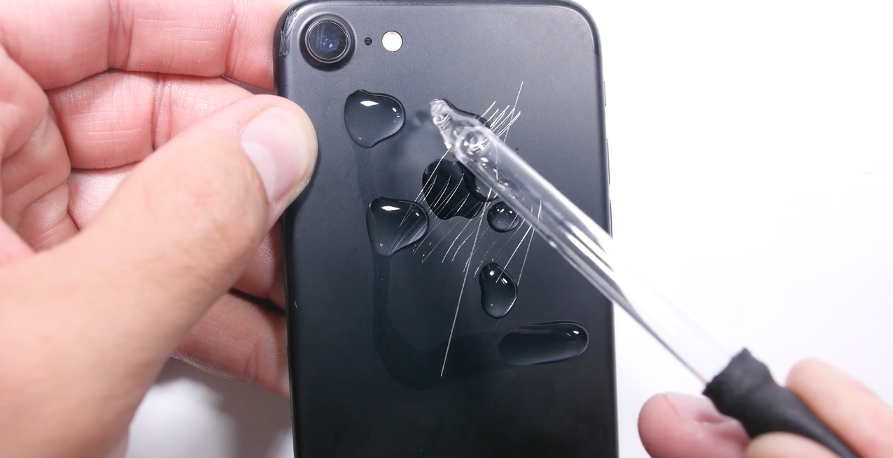 For those with a strong stomach: iPhones 7 are subjected to all types of tests, including scratch and liquid resistance