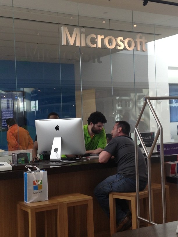 ↪ Humor Moment: this guy took an iMac (!) To get support at a Microsoft Store
